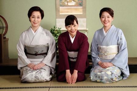 　「花嫁のれん」に出演する（左から）野際陽子、谷本知美、羽田美智子