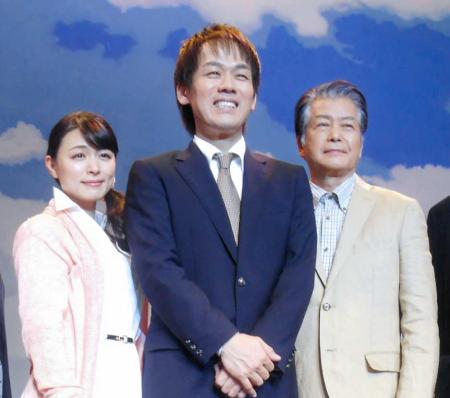 　ミュージカル「ＫＡＣＨＩ　ＢＵＳ」の初日を終え会見する（左から）川村ゆきえ、森崎博之、小野寺昭＝東京・本多劇場