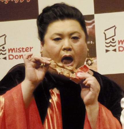 「熱とろポン・デ・リング」にかぶりつくマツコ・デラックス