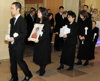 　沈痛な面持ちで式場を出る故・海原しおりさんの関係者ら＝大阪府箕面市の箕面聖苑（撮影・棚橋慶太）