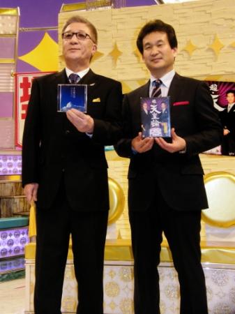 　ＣＤとＤＶＤをＰＲするやしきたかじんさん。右は辛坊治郎氏＝２０１０年１１月１９日、読売テレビ