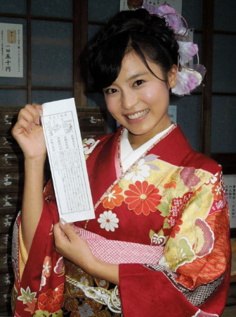 おみくじは「吉」だった小島瑠璃子＝東京都目黒区の大圓寺