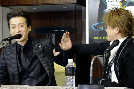 映画「鷲と鷹」完成披露記者会見で不仲説を認めた大沢樹生（左）と諸星和己