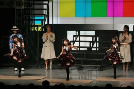 タップダンスを披露した（左から）門脇佳奈子、小笠原茉由、西村愛華＝大阪市内
