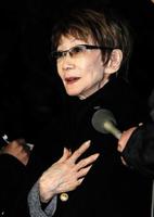 　淡島千景さんの通夜で思い出を語る淡路恵子さん＝２０１２年２月