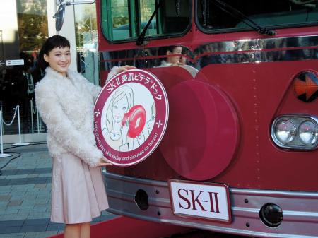 　「ＳＫ‐２　美肌ピテラドックバス」にエンブレムを付ける綾瀬はるか＝東京都港区の東京ミッドタウン