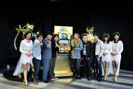 　聖闘士星矢ファンイベントに出席したアメリカザリガニ（左から２、３番目）ら＝ベルサール秋葉原