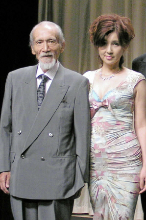 　映画「透光の樹」完成披露試写会に出席した高橋昌也さん（左）と秋吉久美子＝２００４年６月２９日