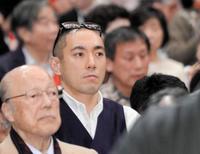 大相撲初場所千秋楽を土俵下で観戦する市川海老蔵＝両国国技館（撮影・開出　牧）