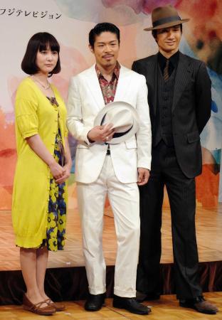 　会見に登場した（左から）谷村美月、松本利夫、ＫＥＮＣＨＩ＝東京・渋谷