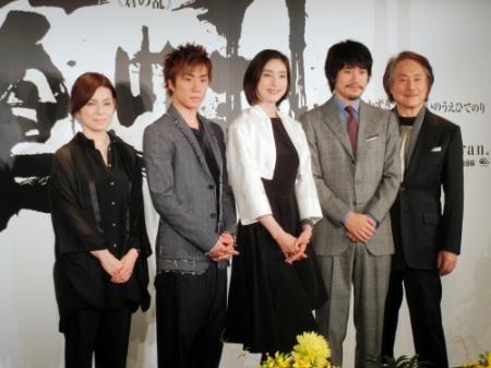 製作発表に出席した（左から）高田聖子、早乙女太一、天海祐希、松山ケンイチ、平幹二朗＝東京・紀尾井町