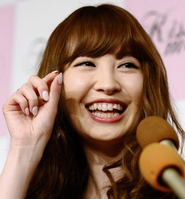 笑顔で質問に答える小嶋陽菜＝東京代官山・ＫＡＲＡＴＯ７１（撮影・園田高夫）