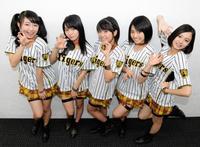 　甲子園に乗り込み始球式をする野望をブチ上げたベイビーレイズ。（左から）大矢梨華子、傳谷英里香、林愛夏、高見奈央、渡邊璃生＝東京・虎ノ門のポニーキャニオン本社（撮影・北野将市）