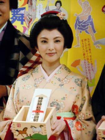 節分の豆まきをした田中麗奈＝東京・神田明神