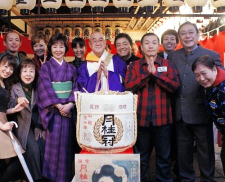 法善寺で豆まきをした松竹座２月公演に出演する俳優陣