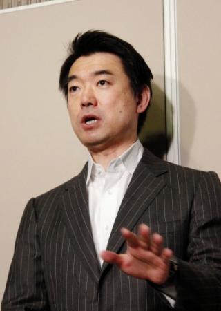 記者団の質問に、この日も絶好調の橋下徹大阪市長＝大阪市役所