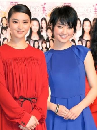 国民的美少女コンテストへの応募を呼びかける武井咲（左）と剛力彩芽