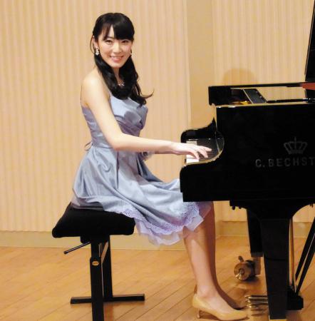 　ピアノを披露したＡＫＢ４８の松井咲子