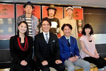 　「ねずみの三銃士」公演へ意気込んだ生瀬勝久と池田成志（前列左から２、３人目）＝東京・西新宿
