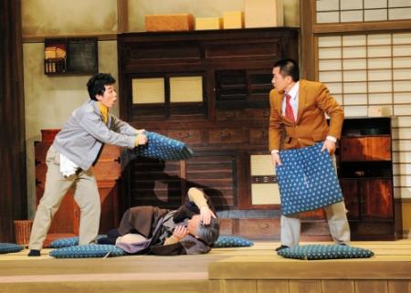 初日を迎えた「道頓堀喜劇祭り」の「一姫二太郎三かぼちゃ」から。左から藤山扇治郎、芦屋小雁、増田英彦