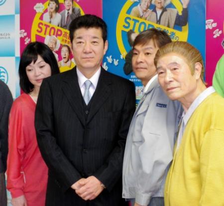 吉本新喜劇で島田珠代のギャグ「チーン」を“初体験”した松井一郎大阪府知事（左から２人目）＝大阪市内