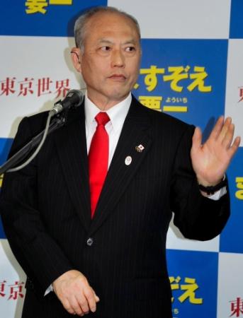東京・西新宿の選挙事務所で当確速報後、会見する舛添要一氏