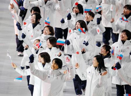 　ソチ冬季五輪の開会式で、入場行進する葛西紀明主将（左下）とアイスホッケー女子ら日本選手団（共同）