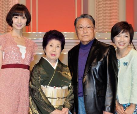 「第２０回　家族で選ぶにっぽんの歌」で芸能界を一夜限りで復活した二葉百合子（左から２人目）と、司会を務めた篠田麻里子（左）、伊東四朗（右から２人目）、榊原郁恵＝東京都渋谷区神南２、ＮＨＫホール（撮影・佐々木彰尚）