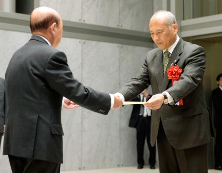 　東京都選挙管理委員会から当選証書を受け取る舛添要一氏