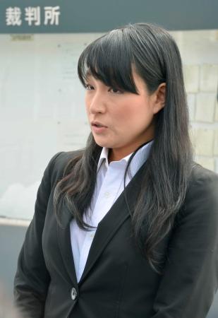 　判決後、千葉地裁松戸支部前で取材に応じる仁美凌被告