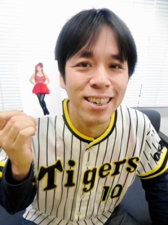 ＳＨＩＮＯＢＵの写真を手に幸せ笑顔の藤井ペイジ