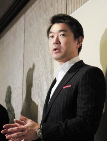 記者団の質問に答える橋下徹大阪市長＝大阪市役所