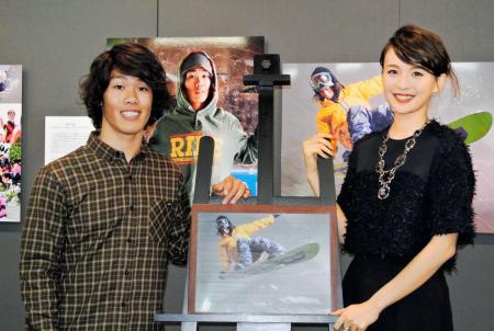 　舞川あいく（右）から写真入りチョコを贈られた角野友基選手＝東京・神田小川町