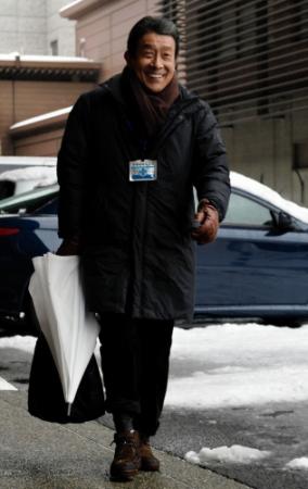 雪の中、笑顔で楽屋入りする坂東三津五郎＝国立劇場（撮影・田村亮介）