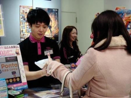 レジ打ちに立つ「うしろシティ」の金子学＝東京・新宿のＨＭＶルミネエスト新宿店