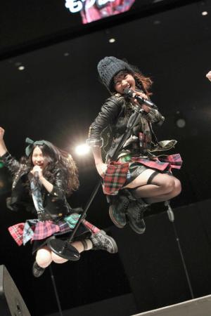 　ＡＫＢ４８としての福岡ラスト握手会のミニライブで熱唱する大島優子（右）＝マリンメッセ福岡