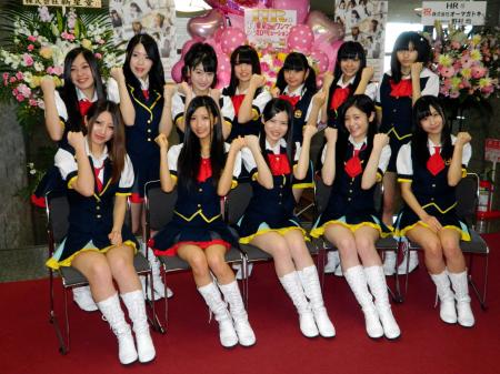 　東京では２度目となるワンマンライブを行ったＨＲの（下段左から）望月彩華、安田玲、小林明葉、久米知里、國本満里菜＝東京・半蔵門のＴＯＫＹＯ　ＦＭホール