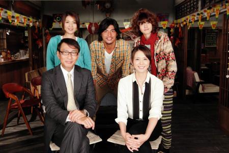 出演する（前列左から）中井貴一、小泉今日子（後列左から）飯島直子、坂口憲二、内田有紀