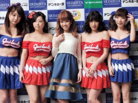 イベントに登場した（左から）池田愛恵里、水樹たま、舟山久美子、今野杏南、清水あいり＝東京・ドン・キホーテ中目黒本店