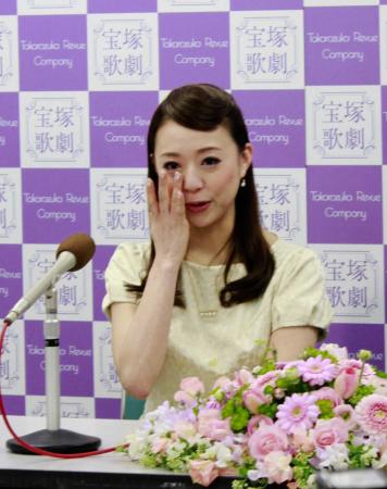 　退団発表会見で涙する愛加あゆ＝兵庫県宝塚市