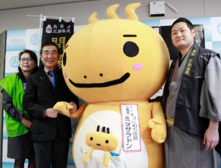 弟子の桂三河（右）の改名をＯＫした桂文枝（中央）