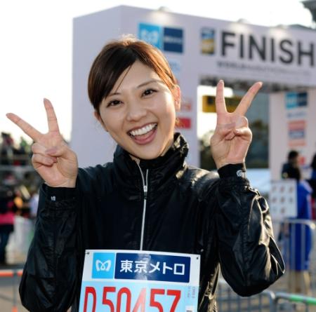 ゴールし笑顔を見せる山岸舞彩＝東京ビッグサイト（撮影・吉澤敬太）