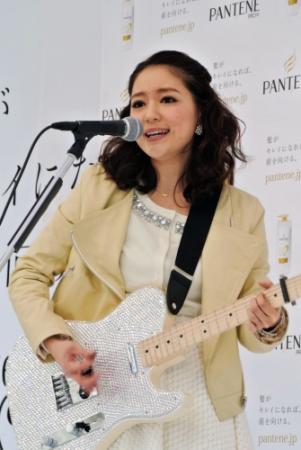 キラキラのエレキギターをかき鳴らし新曲を披露したｃｈａｙ＝東京・新宿