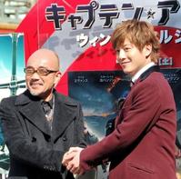 竹中直人（左）をヒーローとたたえた＝東京・神田明神