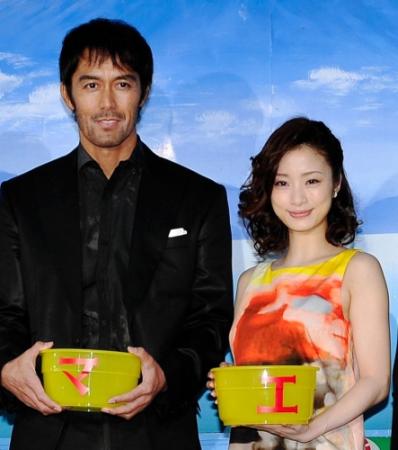 ちゃめっけたっぷりの会見を行った阿部寛と上戸彩