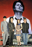 　福山雅治（左から２人目）が主題歌を手掛けたドラマに出演する（左から）ジョセフ・チャン、チャン・チュンニン、チュウ・ヨウニン監督＝台湾・台北