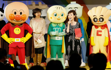 　やなせたかしさんをしのぶ会で、アンパンマンのキャラクターと登場し、あいさつする戸田恵子（中央）