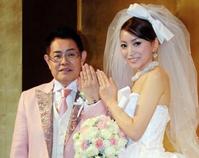 アメリカの空港で夫婦関係を疑われた加藤茶（左）と妻・綾菜さん