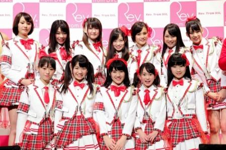 Ｒｅｖｆｒｏｍ　ＤＶＬ（レブ・フロム・ディーブイエル）の面々。後列中央が橋本環奈