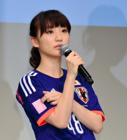 ＡＫＢ４８仕様のユニホームに感激する大島優子＝東京・恵比寿ガーデンプレイス（撮影・園田高夫）